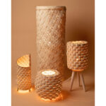 Lampe à poser abat-jour trépieds en bois noble design cylindrique abat-jour en fibre de palmier naturelle tressée à la main – Image 3