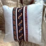 Coussin carré haut de gamme en tissu coton wax de qualité supérieure fond en blanc – Image 4