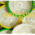 Corbeilles multifonctionnelles rustiques rondes faites à la main en fibre de palmier naturelle bicolore. – Image 3