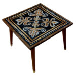 Table ronde plateau en mosaïque romaine fait à la main haut de gamme structure en bois noble artisanal motif Arabesque de la collection Artistique