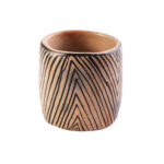 Collection Héritage Khalti Jomaa – Petit cache pot  tubulaire aux rayures contrastées  en noir et beige en Poterie de sejnane