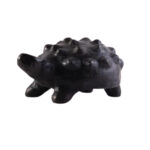 Collection Héritage Khalti Jomaa - Sculpture de tortue avec des boules en relief en terre cuite en noir en Poterie de sejnane
