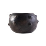 Collection Héritage Khalti Jomaa – Cache pot design vintage avec des boules en relief  couleur noir en Poterie de sejnane