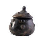 Collection Héritage Khalti Jomaa – Bonbonnière avec couvercle design citrouille de style vintage avec des boules en relief couleur noir en Poterie de sejnane