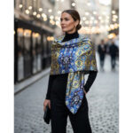 Écharpe en soie BLUVIAN haut de gamme signée Atelier Fantar de la Collection printemps-été 2025 – Image 2