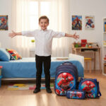 Ensemble scolaire MM haut de gamme 3 pièces design Simba : 1 Cartable spacieux avec bretelles rembourrées et dos ergonomique 1 Panier isotherme idéal pour les goûters ou déjeuners 1 Trousse assortie pour stylos et accessoires – Image 2