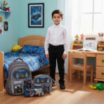 Ensemble scolaire MM haut de gamme 3 pièces design Kimo Batman 1 : 1 Cartable spacieux avec bretelles rembourrées et dos ergonomique 1 Panier isotherme idéal pour les goûters ou déjeuners 1 Trousse assortie pour stylos et accessoires – Image 2