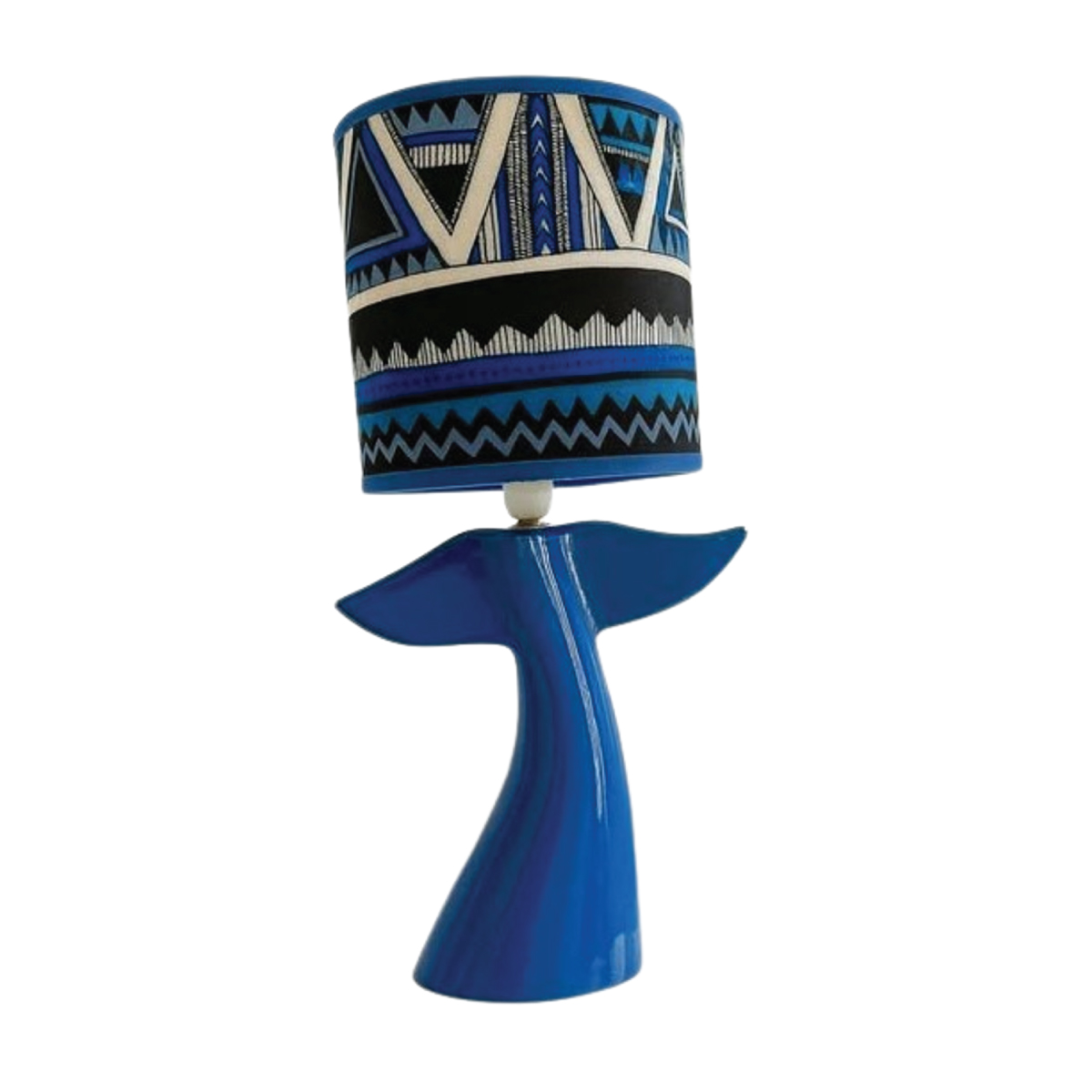 Lampe-à-poser-abat-jour-de-haute-gamme-en-wax-pied-figurines-en-céramique-de-la-Collection-Océan-N°1 Lampe à poser abat-jour de haute gamme en wax pied figurines en céramique de la Collection Océan N°1 – Image 1