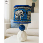 Lampe à poser abat-jour de haute gamme en wax pied figurines en céramique de la Collection Classique N°9 – Image 2