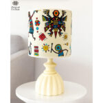 Lampe à poser abat-jour de haute gamme en wax pied figurines en céramique de la Collection Classique N°8 – Image 2