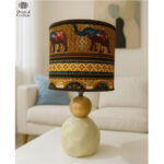 Lampe à poser abat-jour de haute gamme en wax pied figurines en céramique de la Collection Classique N°10 – Image 2
