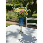 Vase artistique et lanterne cylindrique en haut de gamme en verre soufflé avec piètement en cuivre martelé PM – Image 3