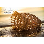 Suspension luminaire design boule ajouré fait main en fibre de palmier – Image 3