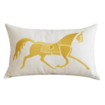 Coussin rectangulaire blanc en velours motif brodé cheval doré