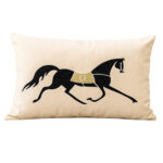 Coussin rectangulaire noir haut de gamme en velours de qualité supérieure motif brodé cheval noir de style vintage