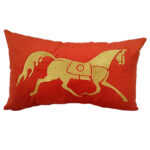 Coussin rectangulaire orange haut de gamme en velours de qualité supérieure motif brodé cheval doré de style vintage