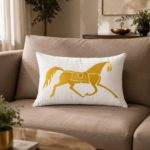 Coussin rectangulaire haut de gamme en velours noir profond de motif cheval brodé doré fait main – Image 2