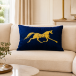 Coussin rectangulaire haut de gamme en velours noir profond de motif cheval brodé doré fait main – Image 3