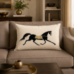 Coussin rectangulaire haut de gamme en velours noir profond de motif cheval brodé doré fait main – Image 5