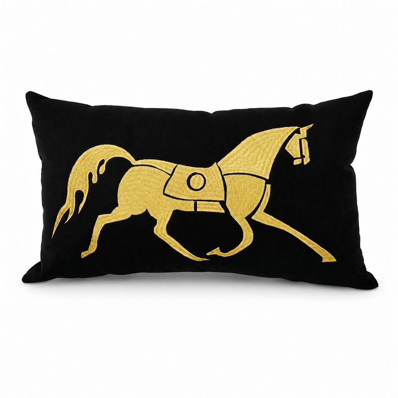 ARH 7015 Coussin rectangulaire haut de gamme en velours noir profond de motif cheval brodé doré fait main – Image 1