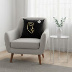 Coussin carrée noir haut de gamme en velours de qualité supérieure motif Women Face  brodé doré de style vintage – Image 2