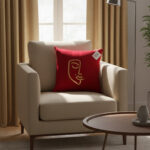 Coussin carrée rouge haut de gamme en velours de qualité supérieure motif Women Face  brodé doré de style vintage – Image 2