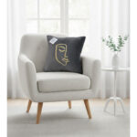 Coussin carrée gris haut de gamme en velours de qualité supérieure motif Women Face  brodé doré de style vintage – Image 2