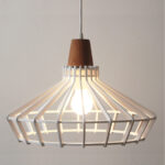 Suspension design Armin Home blanc en blanc Suspension ajourée en lamelles de bois de style vintage fabrication artisanale T4 – Image 3
