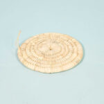 Dessous de plat D 23 rustique rond en couleur naturel tissé à la main en fibre naturelle de palmier – Image 3