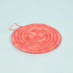 Dessous de plat D 23 rustique rond en couleur corail tissé à la main en fibre naturelle de palmier – Image 3