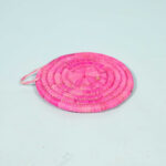 Dessous de plat D 23 rustique rond en couleur rose tissé à la main en fibre naturelle de palmier – Image 3