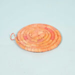Dessous de plat D 23 rustique rond en couleur orangé tissé à la main en fibre naturelle de palmier – Image 3