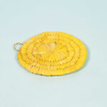 Dessous de plat D 23 rustique rond en couleur jaune tissé à la main en fibre naturelle de palmier – Image 3