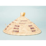 Couvre-plat alimentaire design cloche fait main tressée en fibre naturelle de palmier Bicolor  motif arabesque GM – Image 3