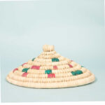 Couvre-plat alimentaire design cloche fait main tressée en fibre naturelle de palmier Bicolor  motif arabesque MM – Image 3