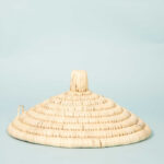 Couvre-plat alimentaire design cloche fait main tressée en fibre naturelle de palmier En couleur nature MM – Image 3