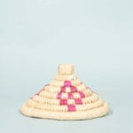 Panier de rangement rustique ajouré rond tressée à la main en fibre de palmier naturelle Bicolor  PM – Image 3