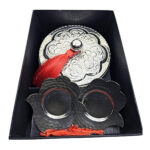 Coffret cadeau haut de gamme duo plaisir 3 pièces * 1 Boîte à Délices ronde design arabesque et 2 Mini assiettes à desserts design khamsa en cuivre martelé fait à la main – Image 3