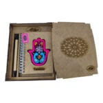 Coffret cadeau haut de gamme 2 pièces * Carnet professionnel, bloc-notes couverture en bois texturé motif khamsa brodée main et un stylo assorti – Image 3