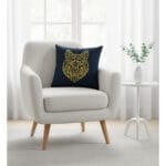 Coussin carrée bleu roi haut de gamme en velours de qualité supérieure motif loup brodé doré de style vintage – Image 2