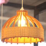 Suspension Kobba doré Lampes design Armin Home Suspension ajourée en lamelles de bois et fibre naturelle de style vintage fabrication artisanale T7 – Image 3